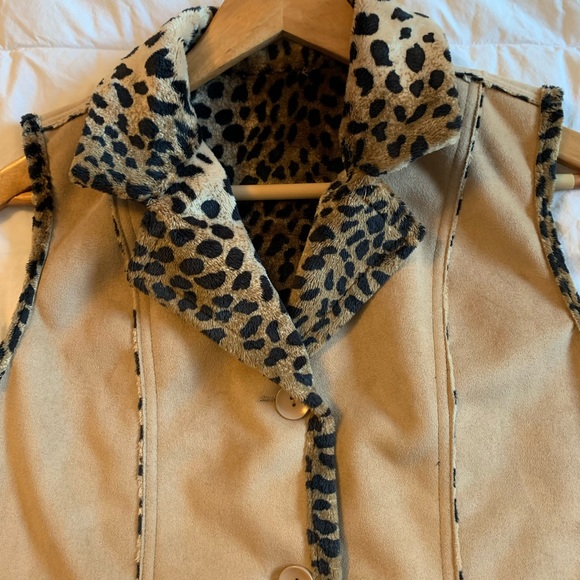 Reversible faux suede cheetah vest - Picture 9 of 9